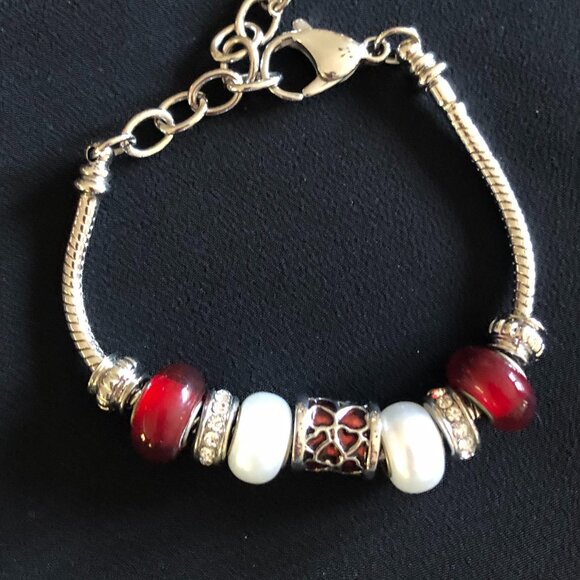 Gorgeous Bella Perlina Burgandy Red Charm Bracelet. One Size. - Picture 5 of 12